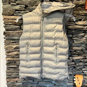 Stylish Puffer Vest in Light Green with pockets!
